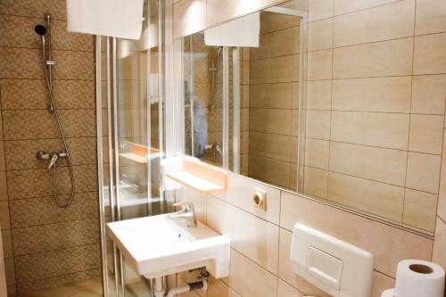 La salle de bains est pourvue d'un lavabo et d'un miroir. dans l'établissement Csikar Csárda és Panzió, à Kőszeg