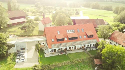 einen Blick über ein großes Haus mit Hof in der Unterkunft Trautesheim Ferienwohnungen in Wangen im Allgäu