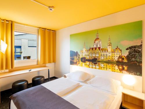 ハノーファーにあるB&B Hotel Hannover-Nordの大きな絵画が壁に描かれたベッドルーム