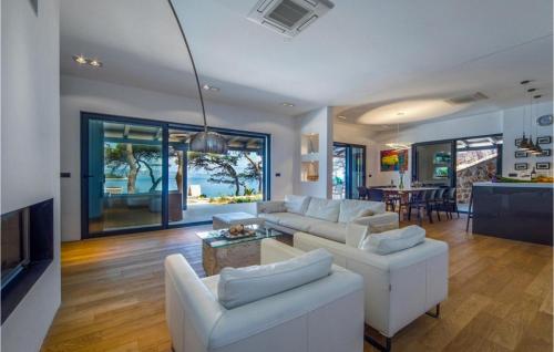 イェルサにあるVilla Anaのリビングルーム(白いソファ2台、テーブル付)