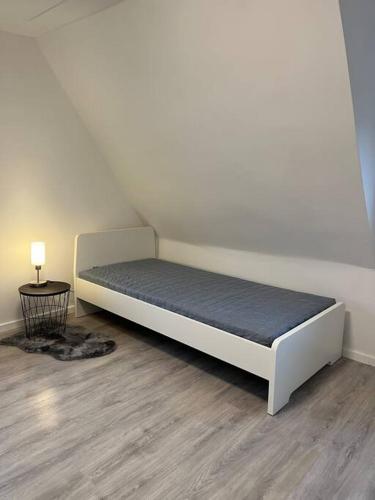 uma cama num quarto com um colchão azul em Monteurwohnung in Kassel em Niestetal