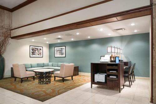 - un salon avec un canapé, une table et des chaises dans l'établissement DoubleTree by Hilton Philadelphia Airport, à Philadelphie