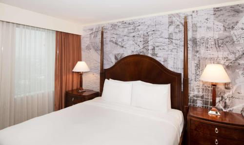 Habitación de hotel con cama y mapa en la pared en DoubleTree Suites by Hilton Hotel Philadelphia West en Plymouth Meeting