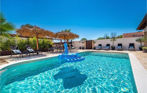 ein Schwimmbecken mit einem Springbrunnen in der Mitte in der Unterkunft Villa Karmen in Zaton