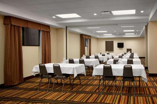 una sala de conferencias con mesas y sillas blancas en Hampton Inn Limerick, en Limerick