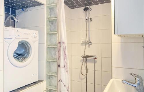 uma casa de banho com uma máquina de lavar roupa e um chuveiro em Awesome Apartment In Visby With Wifi And 1 Bedrooms em Visby