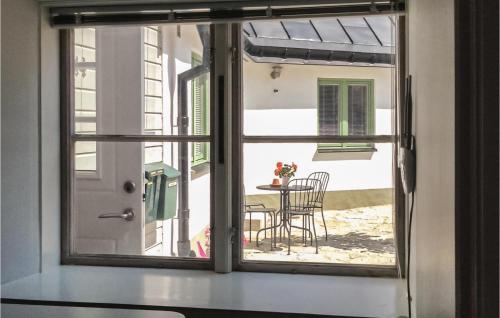 維斯比的住宿－Awesome Apartment In Visby With Wifi And 1 Bedrooms，透过带桌子的窗户可欣赏到庭院景色