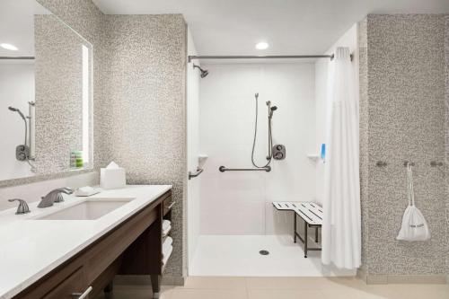 A bathroom at Home2 Suites By Hilton Ridley Park Philadelphia Airport So