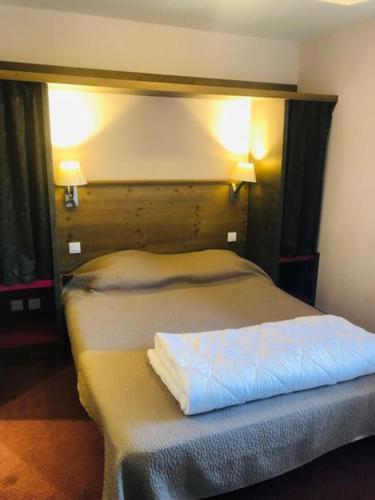 - une chambre avec un lit avec une tête de lit dans l'établissement appartement Risoul 1850 résidence Deneb, à Risoul