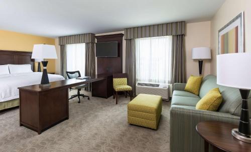 a hotel room with a bed and a desk at Hampton Inn & Suites Philadelphia Montgomeryville in North Wales