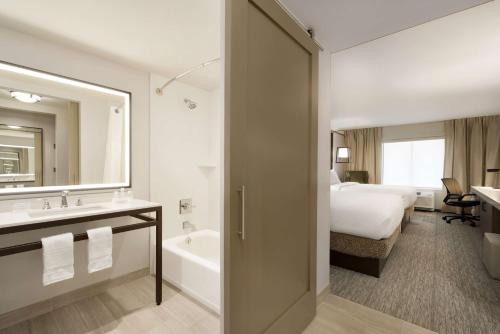 Pokój hotelowy z łóżkiem i łazienką w obiekcie Hilton Garden Inn Newtown Square Radnor w mieście Newtown Square
