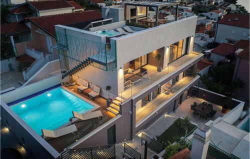 una vista aerea di una casa con piscina di Villa Tempera a Ražanj