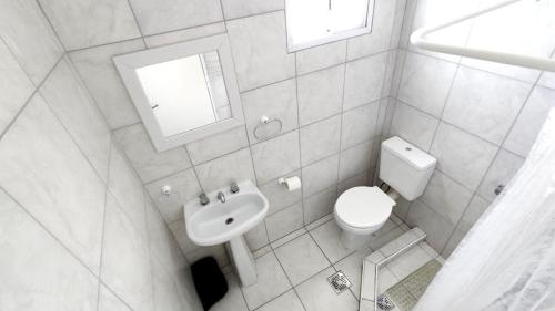 uma casa de banho branca com um WC e um lavatório em Funcional Centrico em Bahía Blanca