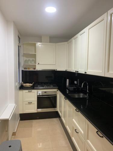 Kuchyň nebo kuchyňský kout v ubytování 2 slaapkamer appartement in alhoceima
