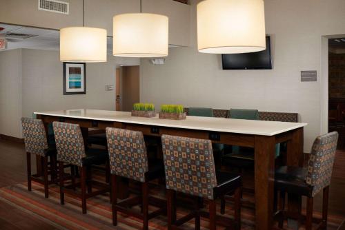 a bar in a waiting room with chairs and lights at Hampton Inn Glendale-Peoria in Peoria