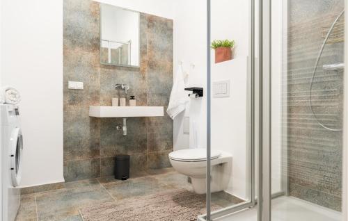 a bathroom with a toilet and a sink and a shower at Ferienwohnung - Gottsdorf in Gottsdorf