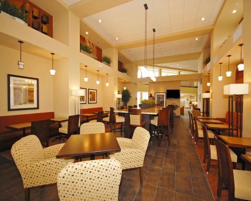 ein Esszimmer mit Tischen und Stühlen in einem Restaurant in der Unterkunft Hampton Inn & Suites Phoenix/Gilbert in Gilbert