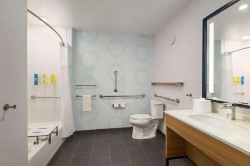 La salle de bains est pourvue de toilettes, d'une baignoire et d'un lavabo. dans l'établissement Tru By Hilton Scottsdale Salt River, à Scottsdale