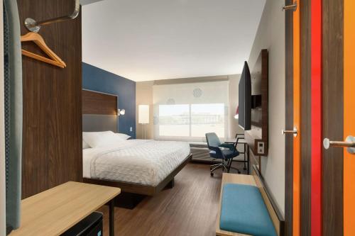 Zimmer mit einem Bett, einem Schreibtisch und einem Stuhl in der Unterkunft Tru By Hilton Scottsdale Salt River in Scottsdale
