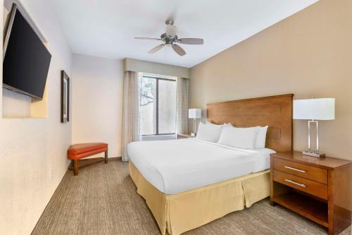 ein Schlafzimmer mit großem Bett und Fernseher in der Unterkunft Hilton Vacation Club Scottsdale Links Resort in Scottsdale