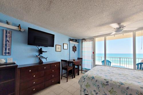 1 dormitorio con 1 cama y TV de pantalla plana en Pirates Cove Condo Unit #511 en Daytona Beach Shores