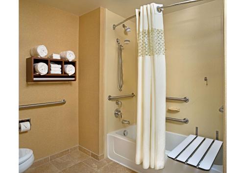 een badkamer met een douche en een douchegordijn bij Hampton Inn & Suites Pittsburgh-Meadow Lands in Washington