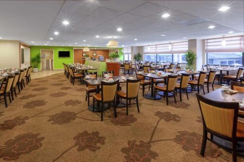 a large dining room with tables and chairs at Hilton Garden Inn Pittsburgh University Place in Pittsburgh