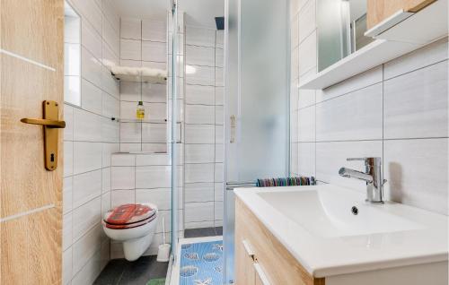 uma casa de banho com um WC e um lavatório em Amazing Home In Zasadbreg With Outdoor Swimming Pool, Wifi And 2 Bedrooms em Zasadbreg
