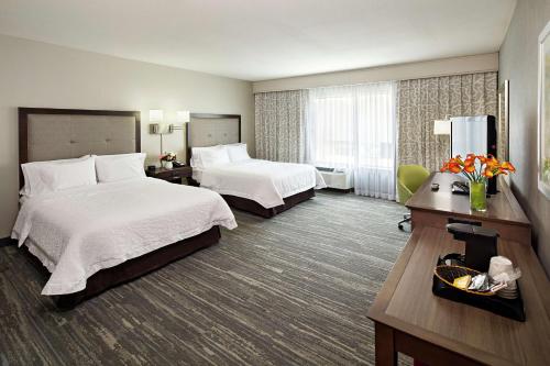 Una cama o camas en una habitación de Hampton Inn & Suites Palm Desert