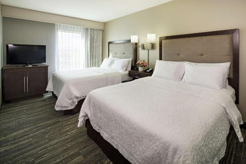 Una cama o camas en una habitación de Hampton Inn & Suites Palm Desert
