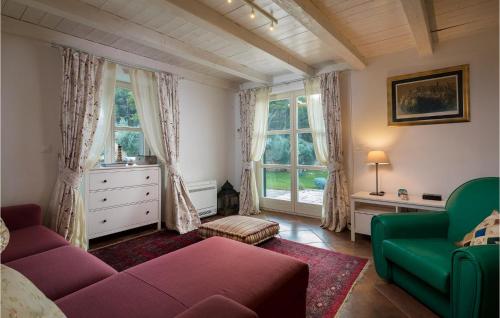 uma sala de estar com um sofá e duas janelas em Villa Stella Maris em Suđurađ