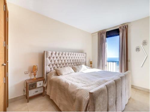 um quarto branco com uma cama grande e uma janela em Marbella mountain retreat em Marbella