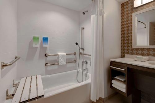 y baño con ducha, bañera y lavamanos. en Home2 Suites by Hilton Gulf Breeze Pensacola Area, FL, en Gulf Breeze