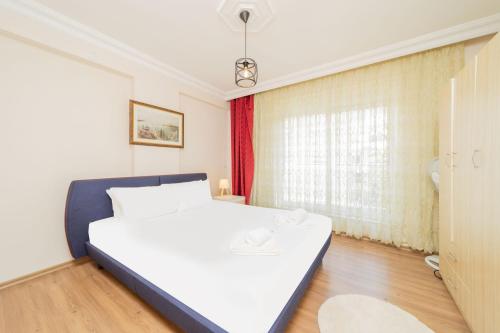 Postel nebo postele na pokoji v ubytování Central Flat w Balcony 10 min to MarkAntalya Mall