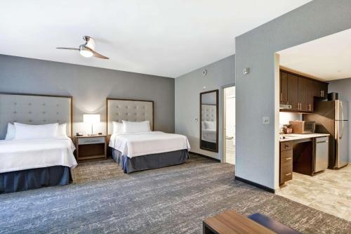een hotelkamer met 2 bedden en een keuken bij Homewood Suites By Hilton Poughkeepsie in Poughkeepsie