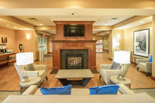 Χώρος καθιστικού στο Hampton Inn Presque Isle