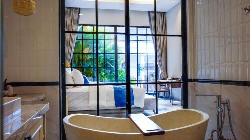 - une chambre avec un lit et une chaise dans l'établissement Bincarung House Bogor, à Bogor