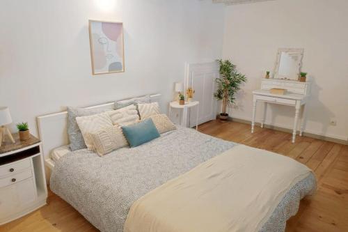 een slaapkamer met een groot bed en een piano bij Charmant duplex en centre-ville in Le Mans
