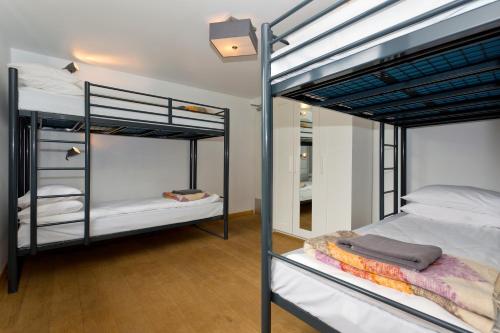Postel nebo postele na pokoji v ubytování Hideout Hostel