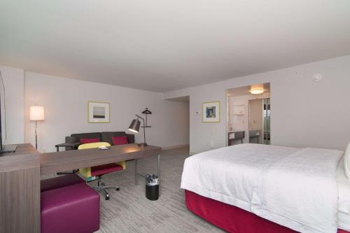 una camera d'albergo con letto e scrivania di Hampton Inn Norwich a Norwich