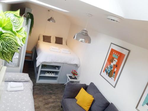 ein kleines Zimmer mit einem Bett und einem Sofa in der Unterkunft West Park Annex Central Wolverhampton in Wolverhampton