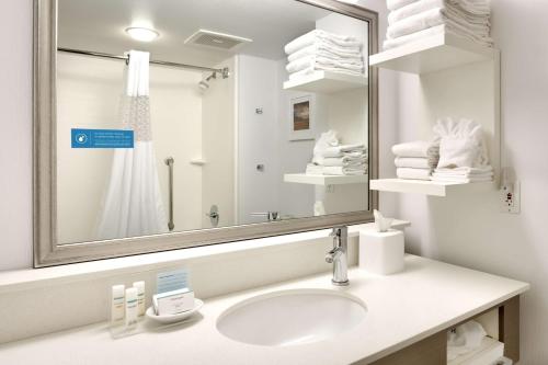 uma casa de banho com lavatório, espelho e toalhas em Hampton Inn & Suites Orem/Provo em Orem