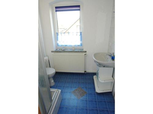 a bathroom with a sink and a toilet at Ferienwohnung-Heidi in Kirschau