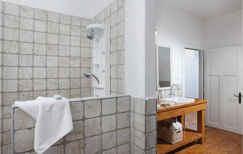 uma casa de banho com um lavatório e um chuveiro com uma toalha em Villa Mar em Lumbarda