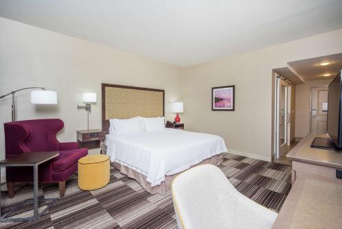 een hotelkamer met een bed en een televisie bij Hampton Inn by Hilton Oxford, ME in Oxford