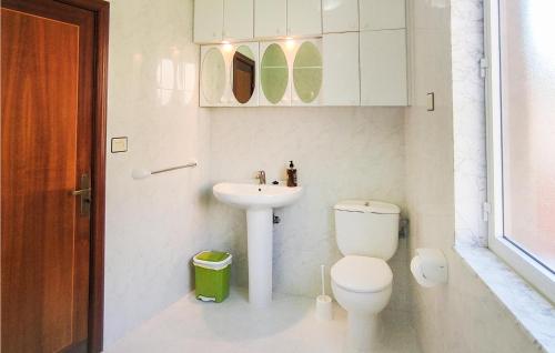 ein Bad mit einem WC und einem Waschbecken in der Unterkunft 4 Bedroom Amazing Apartment In Muros in Muros