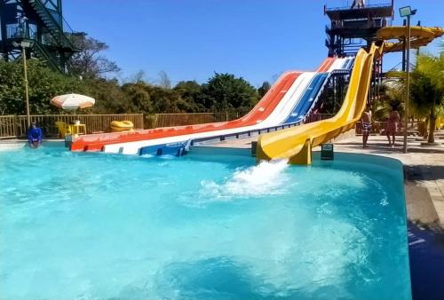 Bazén v ubytování Hotel Spazzio com Acesso Grátis Ao Acqua Park diRoma nebo v jeho okolí