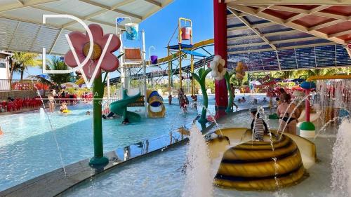 Bazén v ubytování Hotel Spazzio com Acesso Grátis Ao Acqua Park diRoma nebo v jeho okolí
