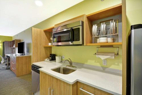 Kuchyň nebo kuchyňský kout v ubytování Home2 Suites By Hilton Rapid City