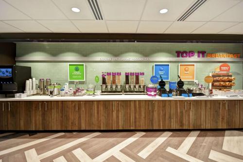 a lobby with a counter with aasteryasteryasteryasteryasteryasteryasteryasteryastery at Tru By Hilton Deadwood in Deadwood